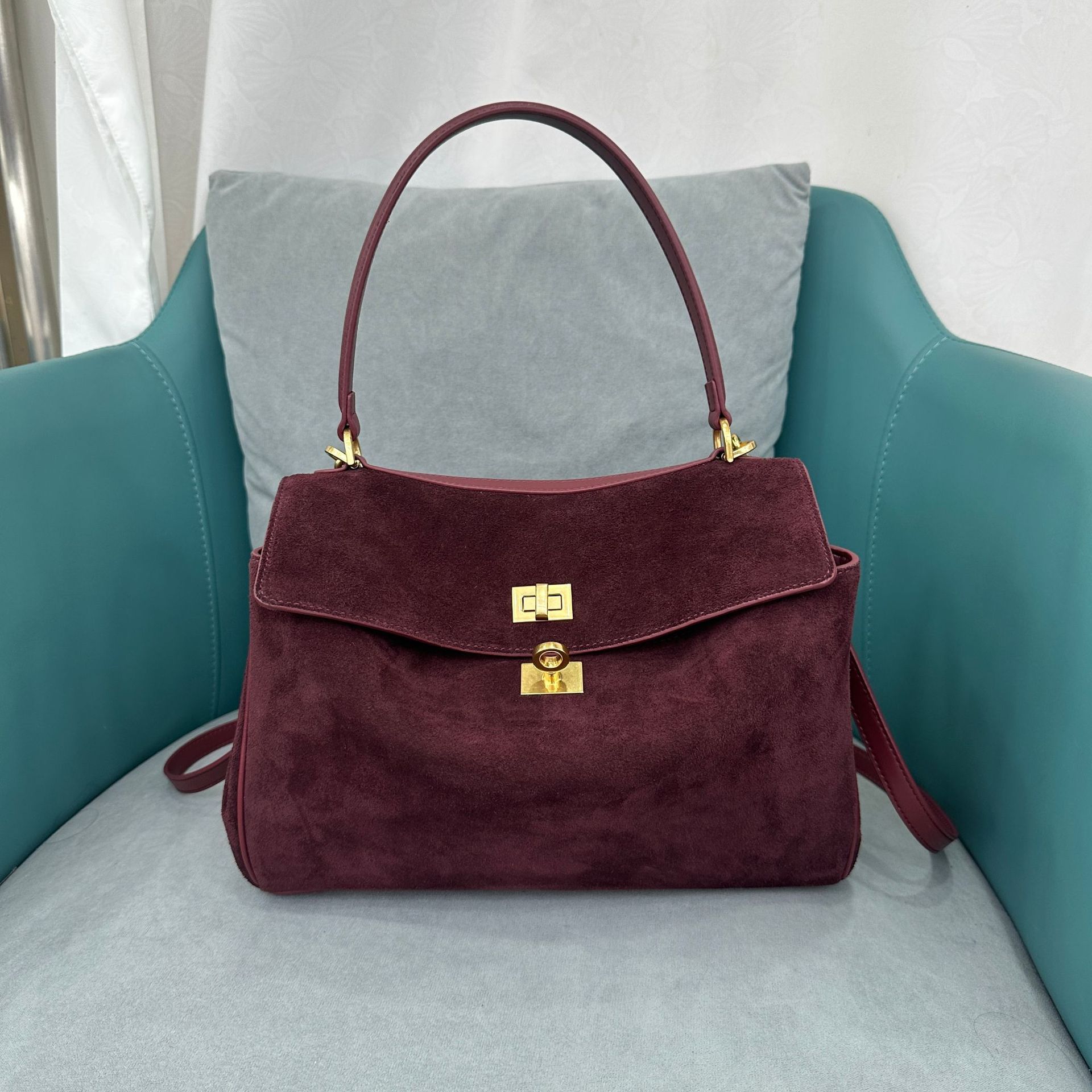 Spacious Commuter Shoulder Bag – Stylish and Functional for Daily Use