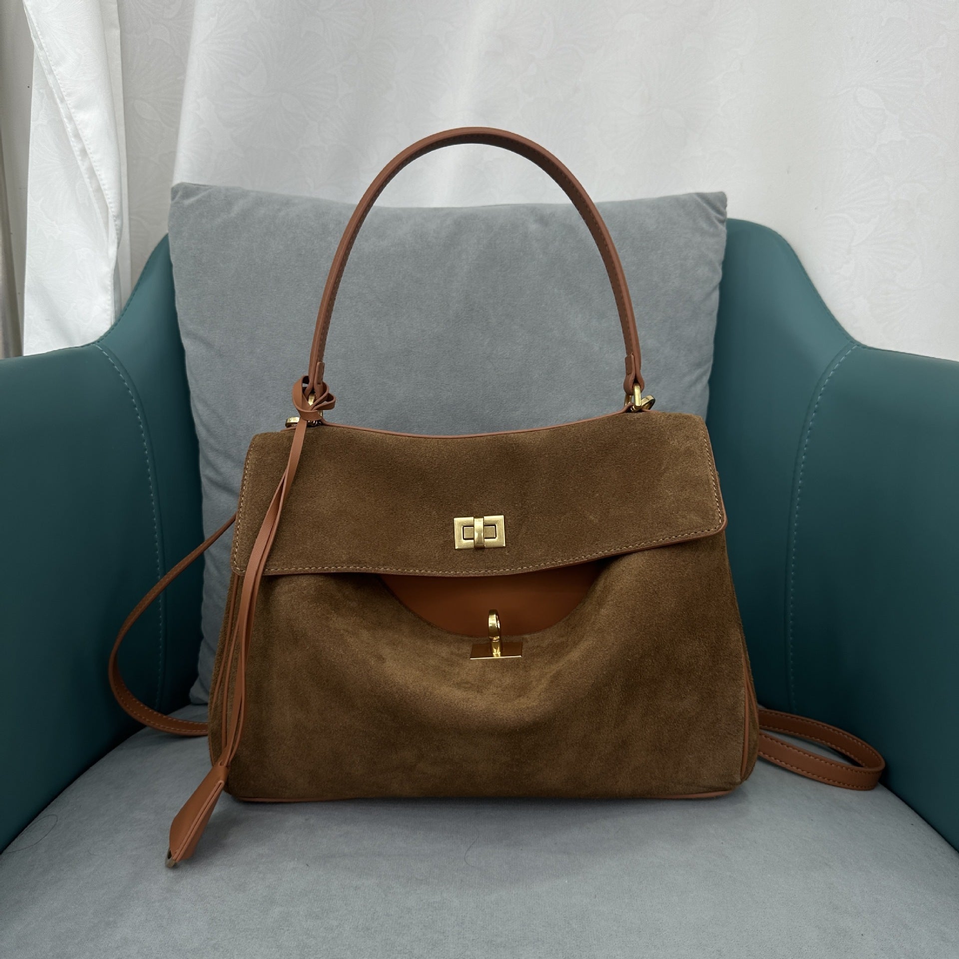 Spacious Commuter Shoulder Bag – Stylish and Functional for Daily Use