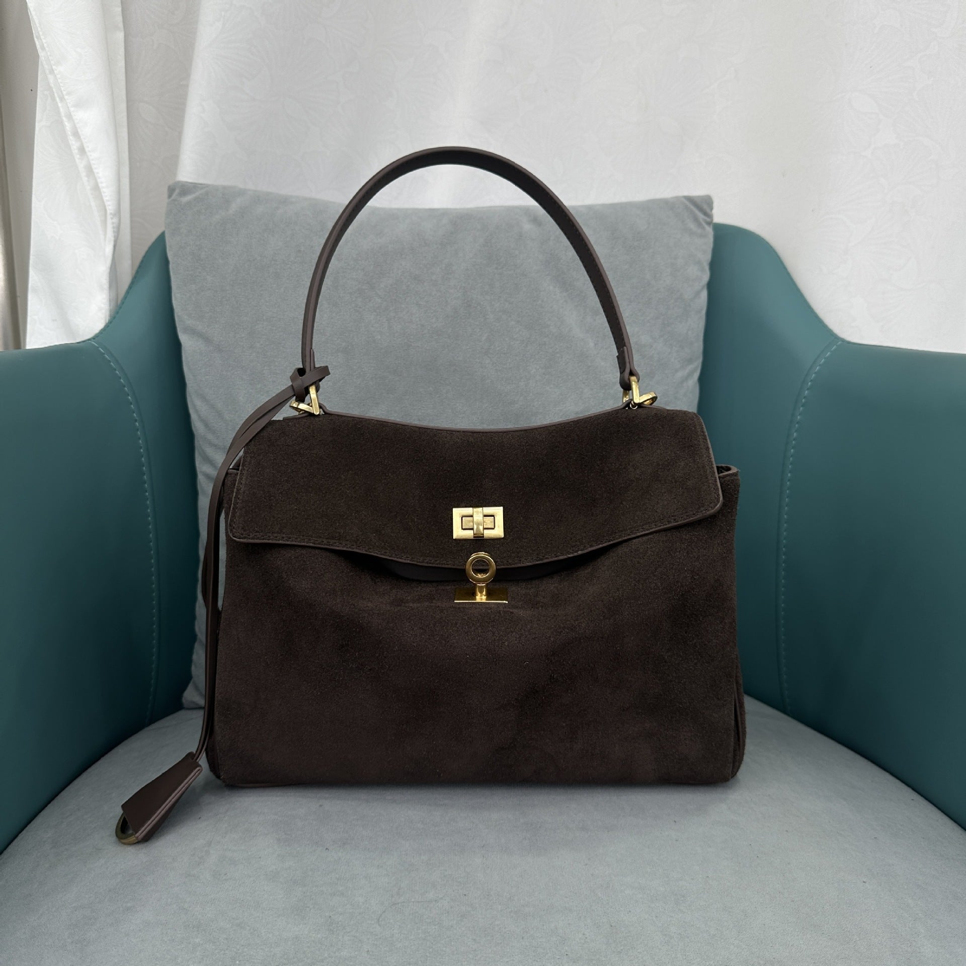 Spacious Commuter Shoulder Bag – Stylish and Functional for Daily Use