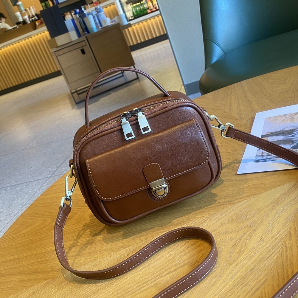 Sac messager tendance en cuir tanné végétal avec couche supérieure rétro