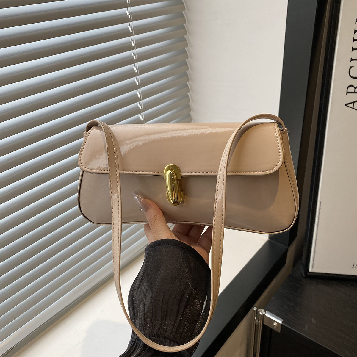 A Chic Underarm shouler Bag