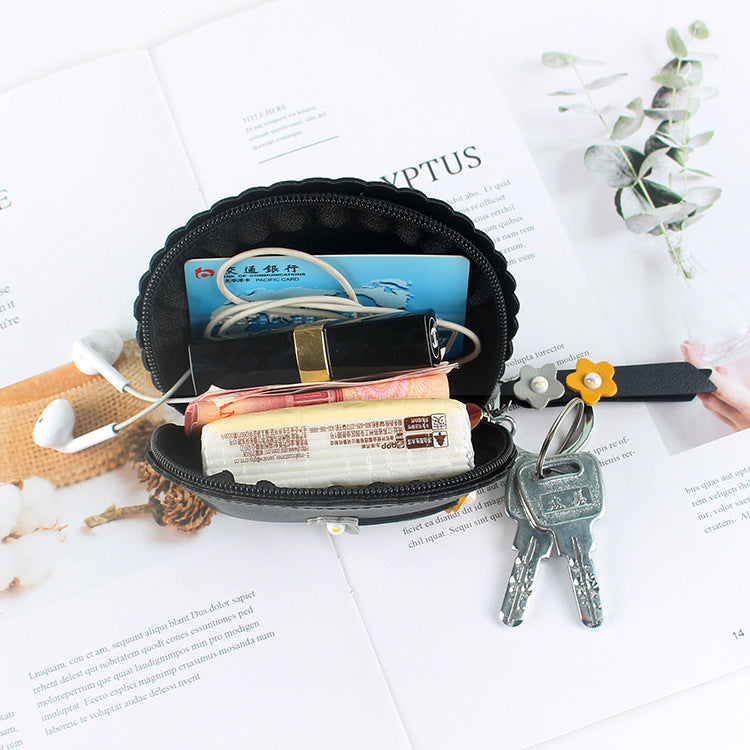 Porte-monnaie pour femme tenant une main