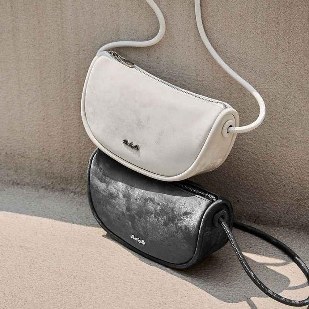 Sleek Saddle Crossbody – Fashionable & Practical