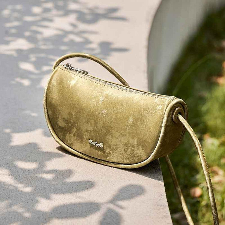 Sleek Saddle Crossbody – Fashionable & Practical