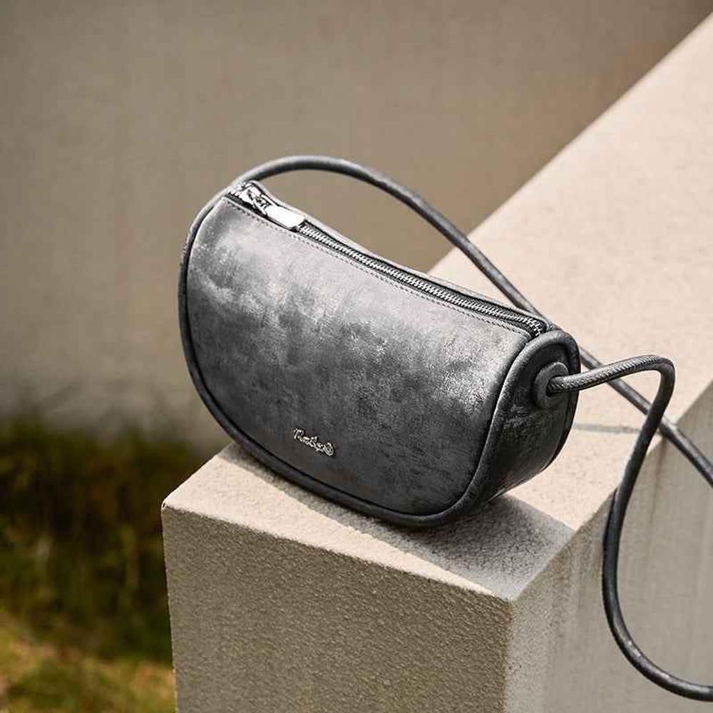 Sleek Saddle Crossbody – Fashionable & Practical