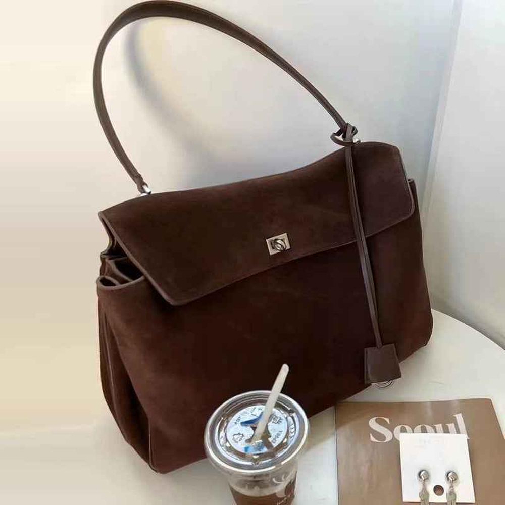 Spacious Commuter Shoulder Bag – Stylish and Functional for Daily Use