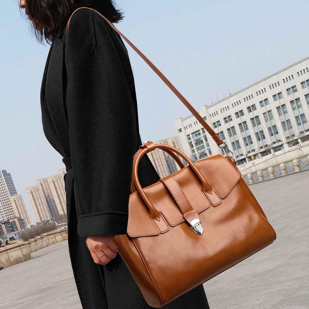 Spacious Retro Handbag – Perfect Companion for Work or Travel