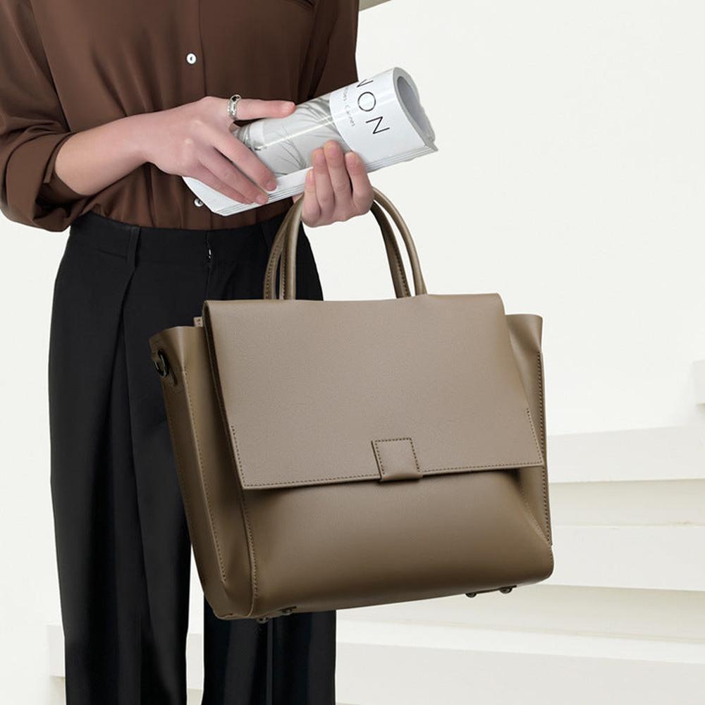 Versatile Leather Handbag – Messenger Style for Every Day